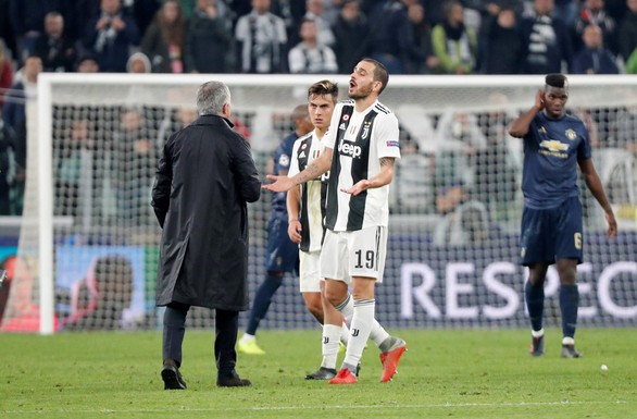Cầu thủ Juventus điên tiết vì màn ăn mừng khiêu khích của HLV Mourinho - Ảnh 3. Cầu thủ Juventus điên tiết vì màn ăn mừng khiêu khích của HLV Mourinho - Ảnh 3.