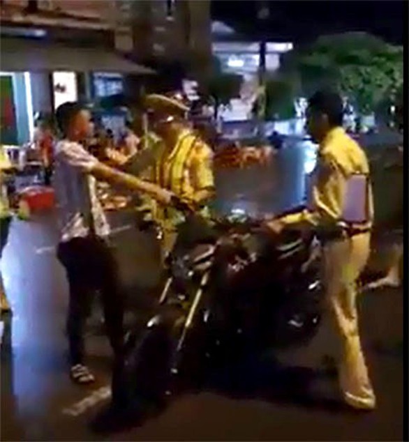Làm rõ vụ CSGT ngã khi giải quyết vụ va chạm giao thông - Ảnh 2. Làm rõ vụ CSGT ngã khi giải quyết vụ va chạm giao thông - Ảnh 2.