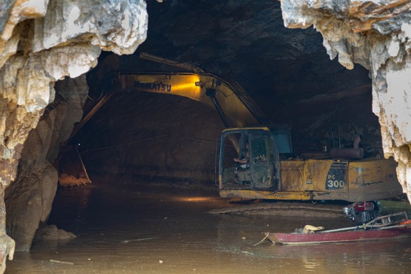 5 người từng sống trong địa ngục hang Cột Cờ 3 đêm 4 ngày - Ảnh 2. 5 người từng sống trong địa ngục hang Cột Cờ 3 đêm 4 ngày - Ảnh 2.