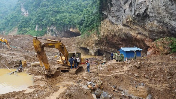 Mưa lớn đe dọa việc cứu hộ vụ sập hầm vàng - Ảnh 1. Mưa lớn đe dọa việc cứu hộ vụ sập hầm vàng - Ảnh 1.