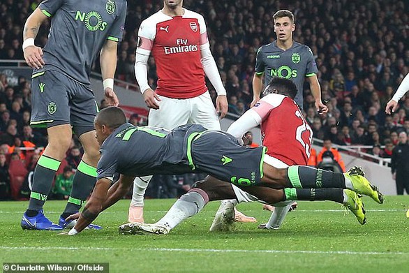 Chấn thương ghê rợn của Welbeck - Ảnh 1. Chấn thương ghê rợn của Welbeck - Ảnh 1.