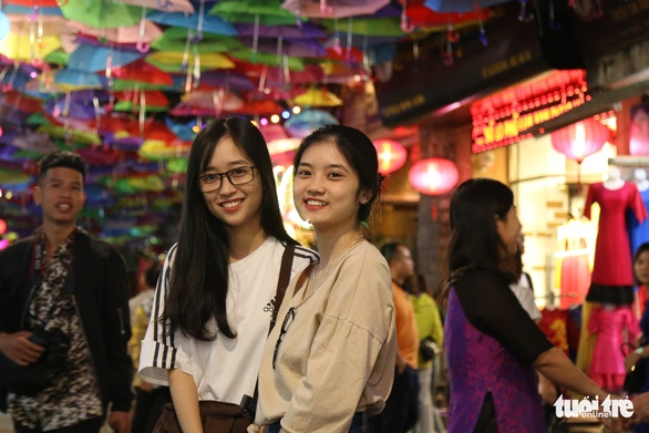 Con đường ô rực rỡ sắc màu thu hút giới trẻ đến check-in - Ảnh 5. Con đường ô rực rỡ sắc màu thu hút giới trẻ đến check-in - Ảnh 5.