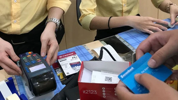 Tuýt còi việc thông đồng với chủ thẻ tín dụng giao dịch khống - Ảnh 1. Tuýt còi việc thông đồng với chủ thẻ tín dụng giao dịch khống - Ảnh 1.