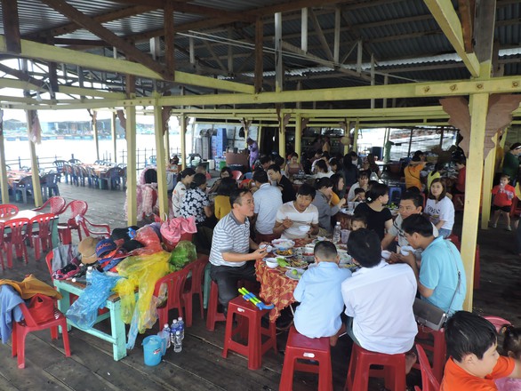 Kiến nghị vịnh Nha Trang ngưng dịch vụ nhà hàng nổi - Ảnh 3. Kiến nghị vịnh Nha Trang ngưng dịch vụ nhà hàng nổi - Ảnh 3.