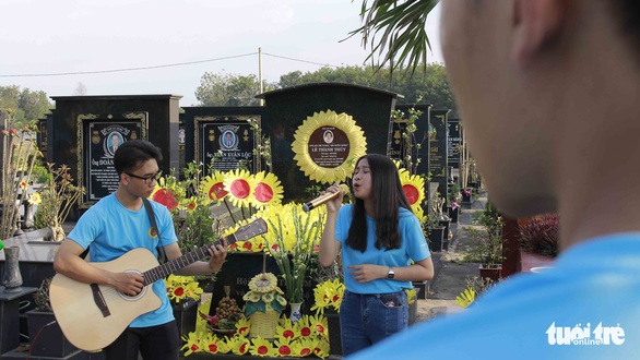 Hãy yêu nhau đi vang lên bên phần mộ Lê Thanh Thúy - Ảnh 2. Hãy yêu nhau đi vang lên bên phần mộ Lê Thanh Thúy - Ảnh 2.