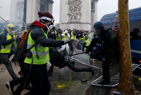 Paris lại mịt mù khói lửa như chiến địa - Ảnh 3. Paris lại mịt mù khói lửa như chiến địa - Ảnh 3.
