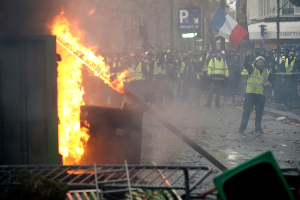 Paris lại mịt mù khói lửa như chiến địa - Ảnh 6. Paris lại mịt mù khói lửa như chiến địa - Ảnh 6.