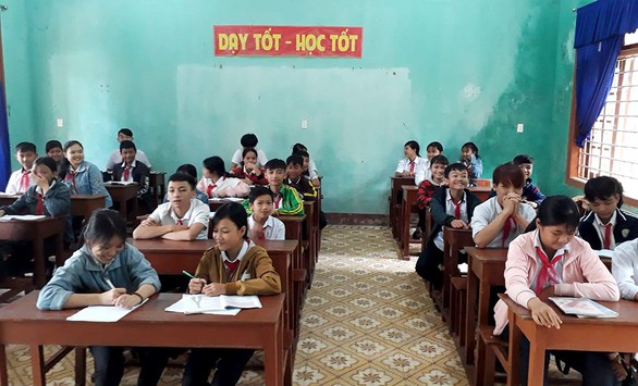 Chuyện ông hiệu trưởng xin bàn ghế cho học trò - Ảnh 1. Chuyện ông hiệu trưởng xin bàn ghế cho học trò - Ảnh 1.