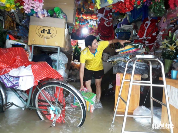 Dân Quảng Nam vật vã trong nước lũ ngập sâu - Ảnh 13. Dân Quảng Nam vật vã trong nước lũ ngập sâu - Ảnh 13.