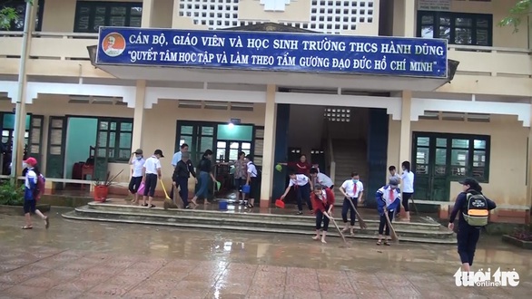 Dân Quảng Nam vật vã trong nước lũ ngập sâu - Ảnh 18. Dân Quảng Nam vật vã trong nước lũ ngập sâu - Ảnh 18.