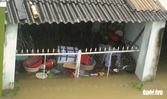 Dân Quảng Nam vật vã trong nước lũ ngập sâu - Ảnh 10. Dân Quảng Nam vật vã trong nước lũ ngập sâu - Ảnh 10.