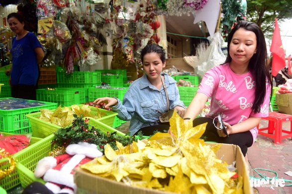 Người Sài Gòn tất bật mua sắm trang hoàng dịp Noel - Ảnh 1. Người Sài Gòn tất bật mua sắm trang hoàng dịp Noel - Ảnh 1.