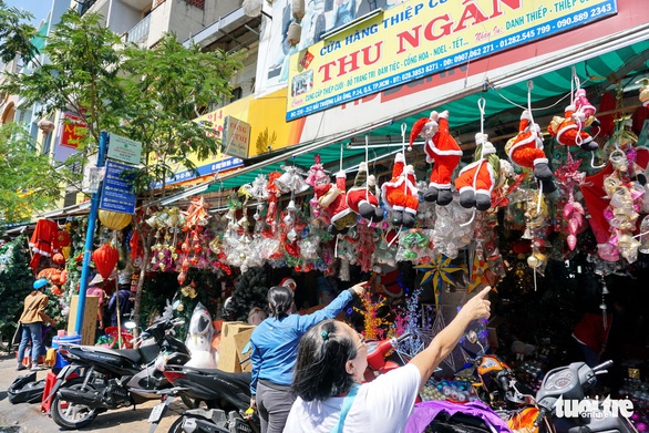 Người Sài Gòn tất bật mua sắm trang hoàng dịp Noel - Ảnh 4. Người Sài Gòn tất bật mua sắm trang hoàng dịp Noel - Ảnh 4.