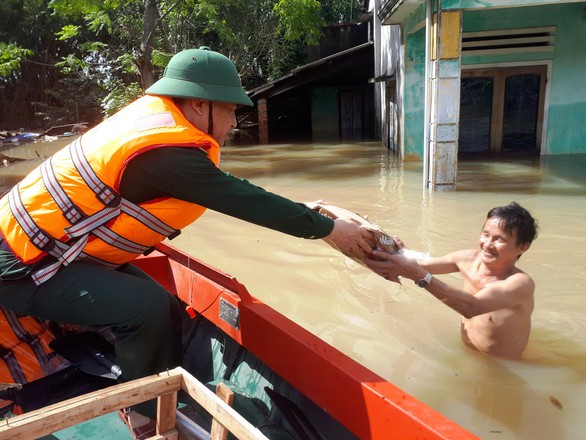 Bộ đội vượt lũ dữ cứu trợ dân Quảng Nam bị cô lập - Ảnh 5. Bộ đội vượt lũ dữ cứu trợ dân Quảng Nam bị cô lập - Ảnh 5.