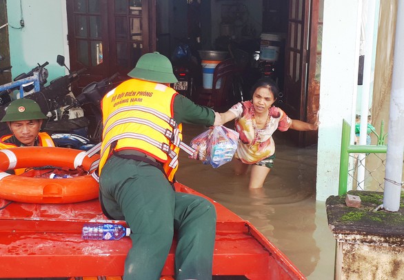 Bộ đội vượt lũ dữ cứu trợ dân Quảng Nam bị cô lập - Ảnh 1. Bộ đội vượt lũ dữ cứu trợ dân Quảng Nam bị cô lập - Ảnh 1.
