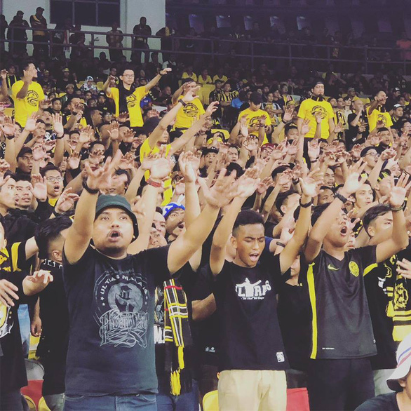 CĐV Việt Nam và Malaysia khẩu chiến kịch liệt trước chung kết lượt đi - Ảnh 1. CĐV Việt Nam và Malaysia khẩu chiến kịch liệt trước chung kết lượt đi - Ảnh 1.