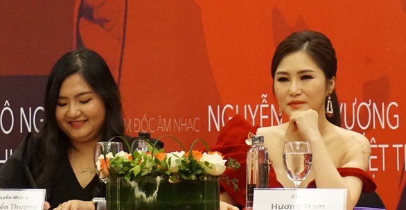 Hương Tràm khóc nghẹn nghe cha nói trong họp báo live show - Ảnh 1. Hương Tràm khóc nghẹn nghe cha nói trong họp báo live show - Ảnh 1.