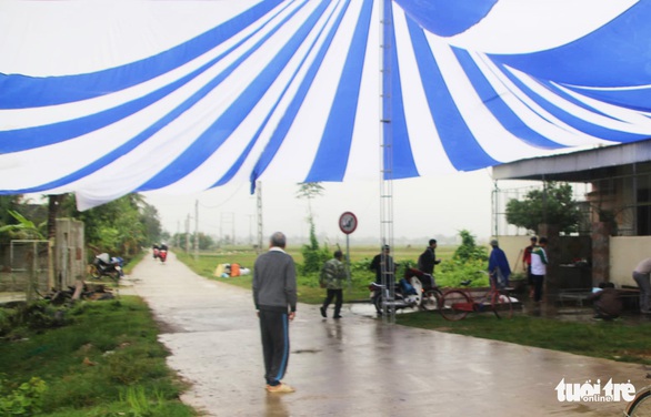 Mẹ Phan Văn Đức mổ heo đón bà con tới tiếp lửa bóng đá - Ảnh 3. Mẹ Phan Văn Đức mổ heo đón bà con tới tiếp lửa bóng đá - Ảnh 3.