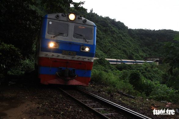 Trắng đêm cứu đường sắt qua đèo Hải Vân bị sạt lở - Ảnh 3. Trắng đêm cứu đường sắt qua đèo Hải Vân bị sạt lở - Ảnh 3.