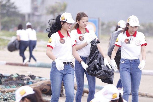 Hoa khôi sinh viên Việt Nam dọn vệ sinh bãi biển sau mưa lũ - Ảnh 2. Hoa khôi sinh viên Việt Nam dọn vệ sinh bãi biển sau mưa lũ - Ảnh 2.