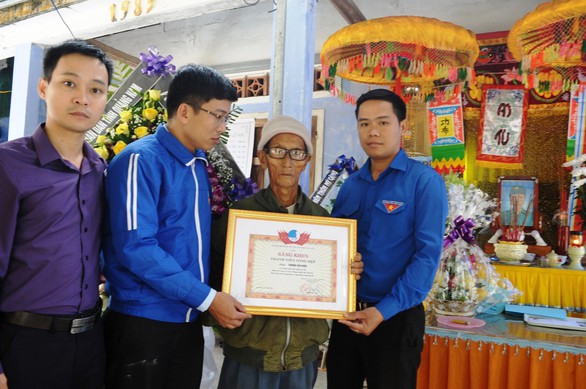 Trao bằng khen cho dân quân qua đời sau khi cứu dân trong lũ - Ảnh 1. Trao bằng khen cho dân quân qua đời sau khi cứu dân trong lũ - Ảnh 1.