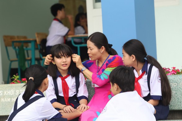 Học trò chấm điểm thầy cô: người trong cuộc nói gì? - Ảnh 1. Học trò chấm điểm thầy cô: người trong cuộc nói gì? - Ảnh 1.