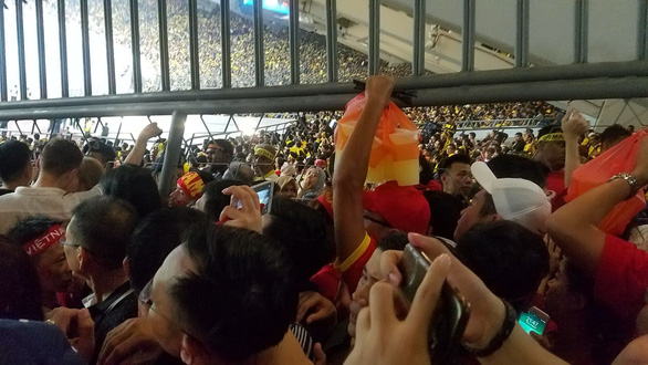 Khách Việt coi bóng đá qua hàng rào, đòi Malaysia bồi thường! - Ảnh 4.