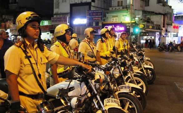 Không được dùng xe ba bánh chở người cổ vũ đội tuyển Việt Nam - Ảnh 1. Không được dùng xe ba bánh chở người cổ vũ đội tuyển Việt Nam - Ảnh 1.