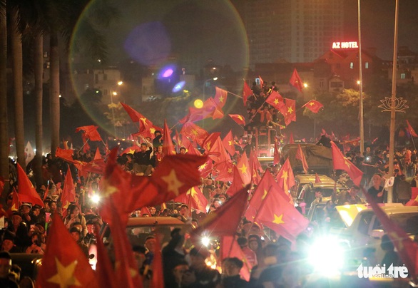 Biển người ở Mỹ Đình sau khi Việt Nam vô địch AFF CUP 2018 - Ảnh 8. Biển người ở Mỹ Đình sau khi Việt Nam vô địch AFF CUP 2018 - Ảnh 8.