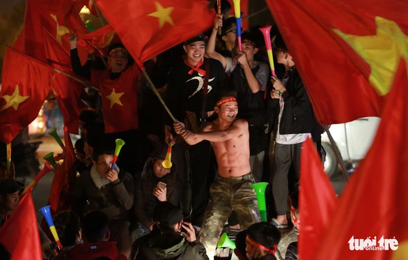 Biển người ở Mỹ Đình sau khi Việt Nam vô địch AFF CUP 2018 - Ảnh 3. Biển người ở Mỹ Đình sau khi Việt Nam vô địch AFF CUP 2018 - Ảnh 3.