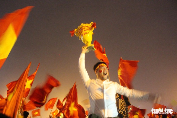 Biển người ở Mỹ Đình sau khi Việt Nam vô địch AFF CUP 2018 - Ảnh 6. Biển người ở Mỹ Đình sau khi Việt Nam vô địch AFF CUP 2018 - Ảnh 6.