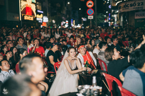 Cặp đôi 9X chụp ảnh cưới trong đêm ăn mừng ngôi vô địch AFF Cup - Ảnh 8.