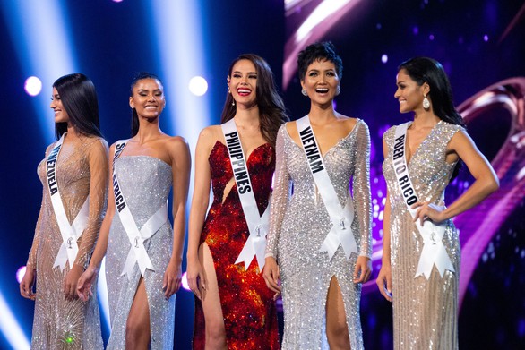 H’Hen Niê dừng ở top 5 Miss Universe do phiên dịch? - Ảnh 1. H’Hen Niê dừng ở top 5 Miss Universe do phiên dịch? - Ảnh 1.
