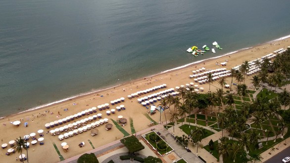 Giảm đặt dù trên bãi biển Nha Trang - Ảnh 1. Giảm đặt dù trên bãi biển Nha Trang - Ảnh 1.