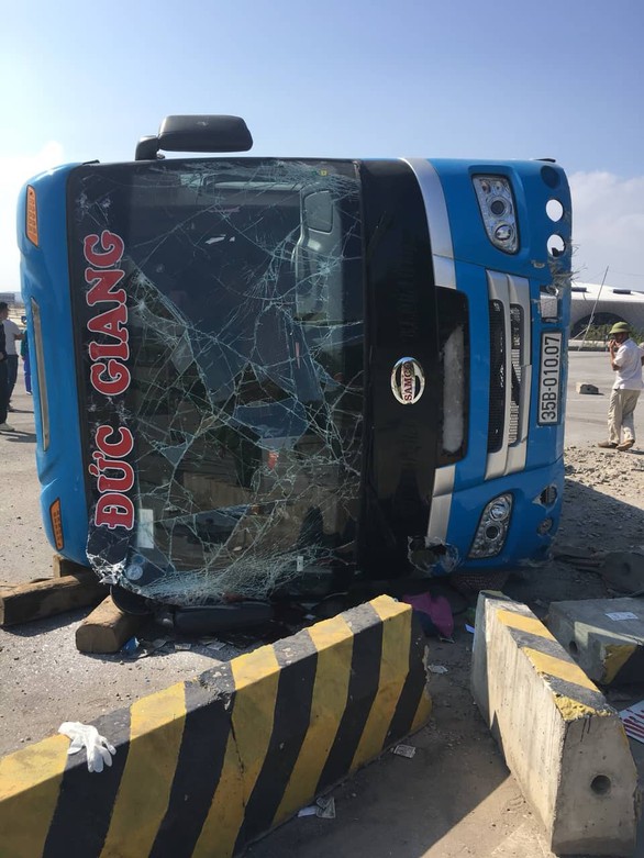 Lật xe khách trên quốc lộ 18, 1 người chết, 6 người bị thương - Ảnh 1. Lật xe khách trên quốc lộ 18, 1 người chết, 6 người bị thương - Ảnh 1.