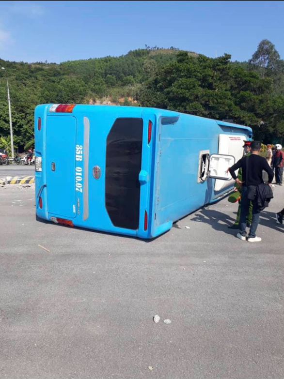 Lật xe khách trên quốc lộ 18, 1 người chết, 6 người bị thương - Ảnh 2. Lật xe khách trên quốc lộ 18, 1 người chết, 6 người bị thương - Ảnh 2.