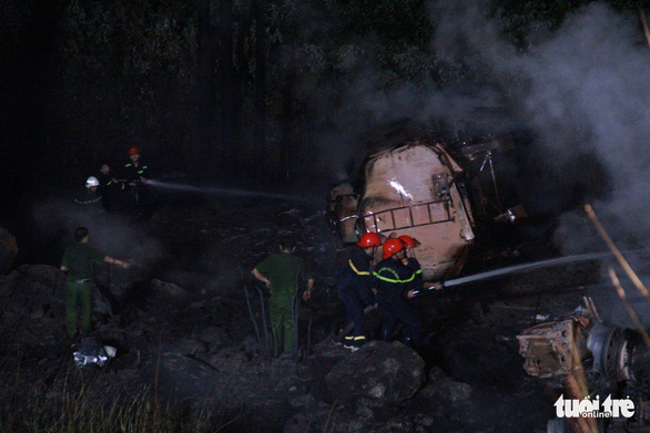 Xe bồn rơi xuống vực thành mồi lửa cháy rừng Hải Vân - Ảnh 2.