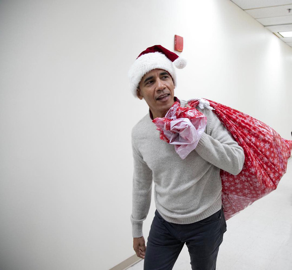 Cựu tổng thống Obama bất ngờ làm ông già Noel đến bệnh viện nhi - Ảnh 2.