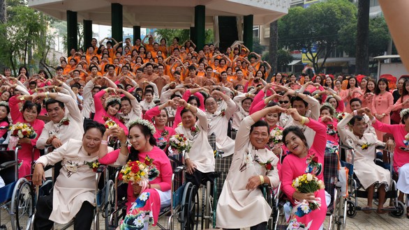 50 cặp đôi khuyết tật hạnh phúc trong lễ cưới tập thể - Ảnh 7. 50 cặp đôi khuyết tật hạnh phúc trong lễ cưới tập thể - Ảnh 7.