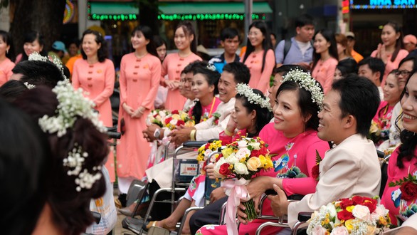 50 cặp đôi khuyết tật hạnh phúc trong lễ cưới tập thể - Ảnh 6. 50 cặp đôi khuyết tật hạnh phúc trong lễ cưới tập thể - Ảnh 6.