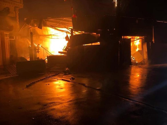 ‘Hang đá’ cao 20m bằng khung tre cháy rụi trước Giáng sinh - Ảnh 3. ‘Hang đá’ cao 20m bằng khung tre cháy rụi trước Giáng sinh - Ảnh 3.