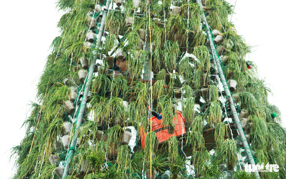 Độc đáo cây thông Noel ‘khủng’ làm từ 8.000 giỏ hành - Ảnh 7.