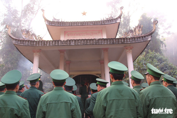 Chiến sĩ biên phòng Mường Lạn dâng hương tưởng nhớ anh hùng liệt sĩ - Ảnh 2. Chiến sĩ biên phòng Mường Lạn dâng hương tưởng nhớ anh hùng liệt sĩ - Ảnh 2.