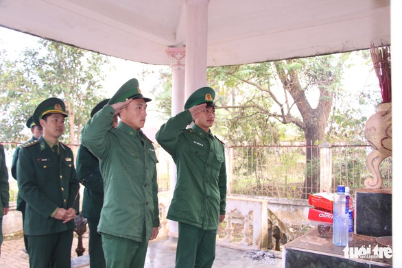 Chiến sĩ biên phòng Mường Lạn dâng hương tưởng nhớ anh hùng liệt sĩ - Ảnh 1. Chiến sĩ biên phòng Mường Lạn dâng hương tưởng nhớ anh hùng liệt sĩ - Ảnh 1.