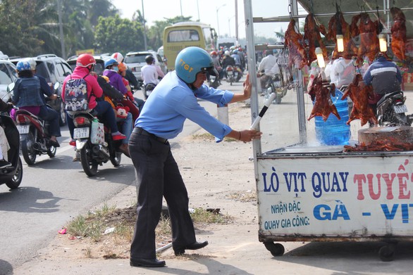Cửa ngõ miền Tây vừa mở rộng đã bị lấn chiếm - Ảnh 3. Cửa ngõ miền Tây vừa mở rộng đã bị lấn chiếm - Ảnh 3.