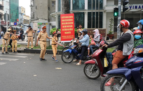 Học sinh ra ngã tư tập thổi còi, viết biên bản vi phạm giao thông - Ảnh 2. Học sinh ra ngã tư tập thổi còi, viết biên bản vi phạm giao thông - Ảnh 2.