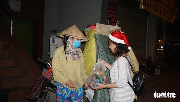Trao đi suất cơm nhận lại nụ cười trong đêm Noel - Ảnh 9. Trao đi suất cơm nhận lại nụ cười trong đêm Noel - Ảnh 9.