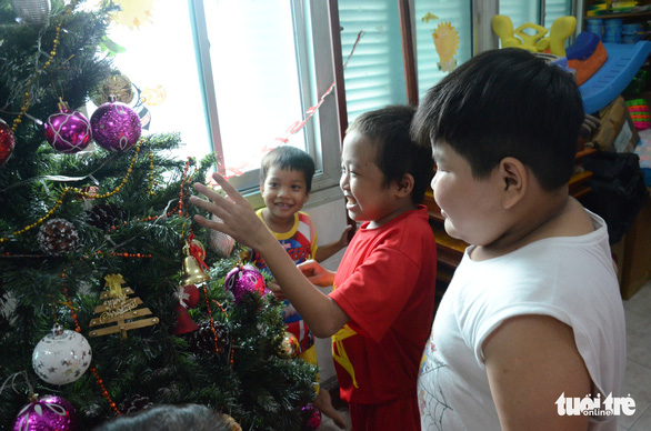 Các bệnh nhi hò hét chào đón ông già Noel vác quà đến tận phòng - Ảnh 3.