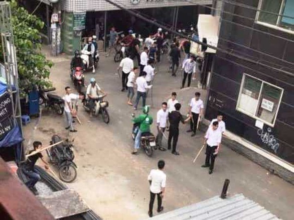 Hàng chục người cầm gậy náo loạn đường phố Sài Gòn - Ảnh 1.