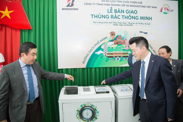 Bridgestone Việt Nam tặng 20 thùng rác thông minh cho thành phố Huế - Ảnh 2.